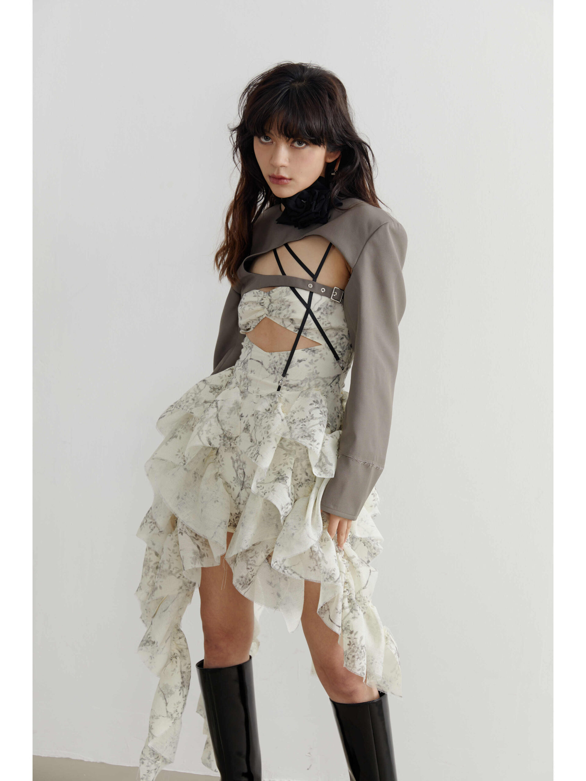 Detachable Strap Art Print Brings Ambiance To Romantic Dress - Image 5
